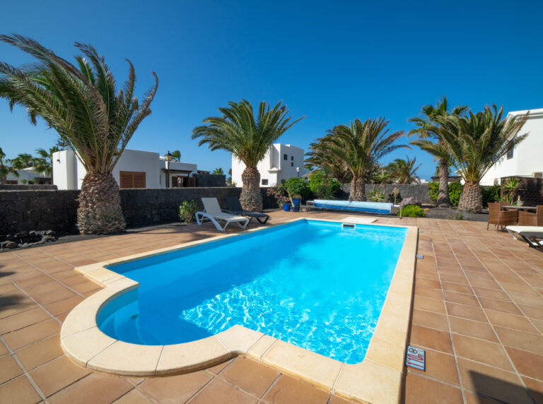Casa Bonita Villa, Faro Park, Playa Blanca · About Us